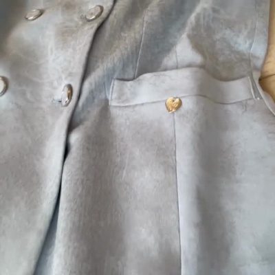 Casaco azul claro aveludado com botões duplos e detalhe de coração no bolso