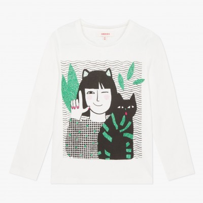 Camisola branca com estampa de menina e gato preto com folhas verdes