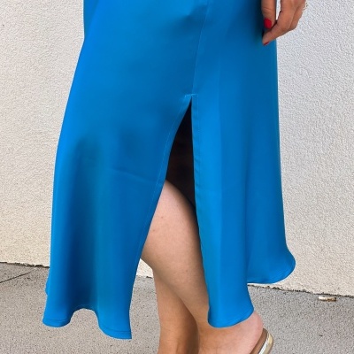 Vestido azul com fenda frontal e sandálias