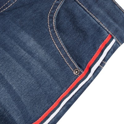 Bolso de calça jeans azul com faixa tricolor vermelha, branca e azul