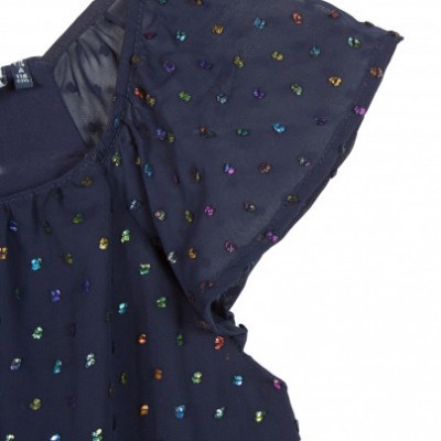 Blusa feminina azul escura com bolinhas coloridas bordadas e mangas semi-transparentes.