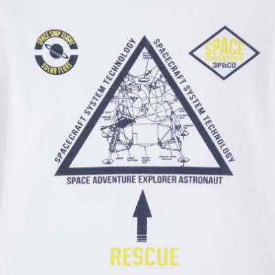 Camiseta branca com estampa técnica espaço e textos relacionados à tecnologia e aventura espacial