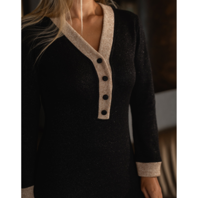 Vestido preto com decote em V bege brilhante e botões pretos