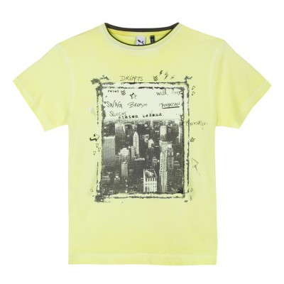T-shirt amarelo claro com estampado da cidade em preto e branco e textos manuscritos
