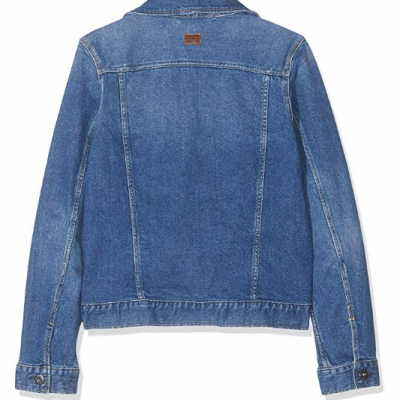 Casaco de ganga azul visto de costas com detalhes de costura e logótipo em pele.