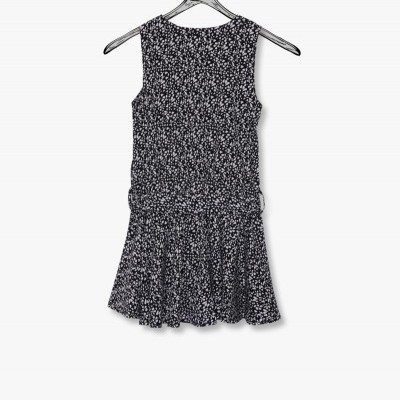 Vestido feminino floral preto e branco pendurado em cabide de madeira