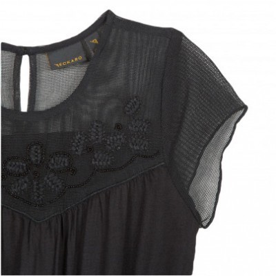 Blusa preta feminina com bordado floral e detalhes transparentes