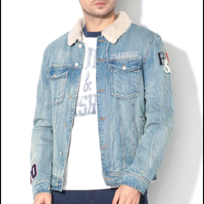 Casaco de ganga azul claro com gola de pelo bege e patches bordados