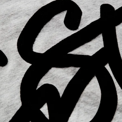 tecido cinzento com estampa preta abstrata