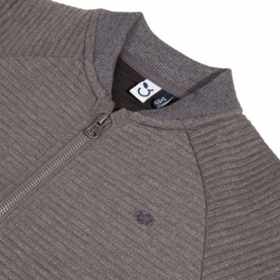 Casaco cinza de malha com fecho zip e padrão canelado