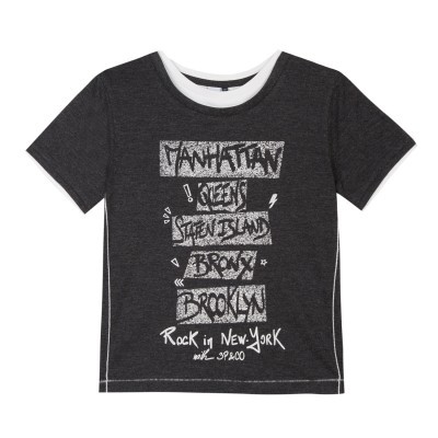 T-shirt preta com texto branco em relevo e gola branca.