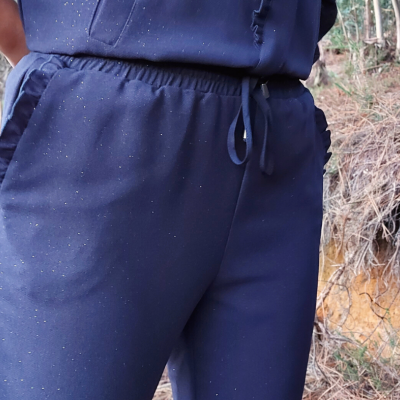 Calças desportivas azuis escuras com cós elástico e cordão ajustável