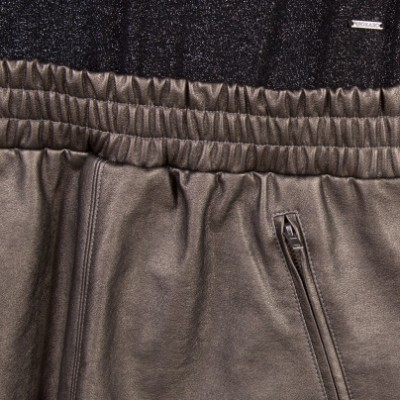 Calças castanho escuro com cós elástico e bolso com fecho zipper