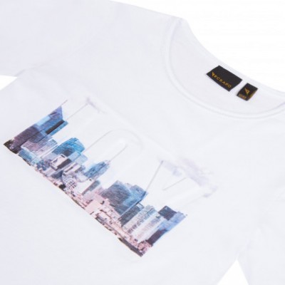 T-shirt branca com estampado urbano e relevo branco LOVE
