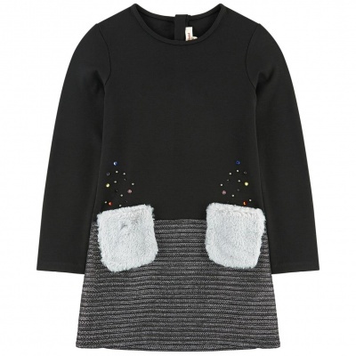 Vestido infantil preto e cinza com bolsos felpudos
