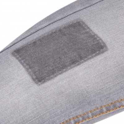 Calça de ganga cinzenta com remendo retangular cinza e costura laranja