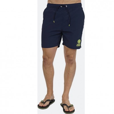 Calções de banho azuis escuros com cordão e logo amarelo, usados por modelo com chinelos.