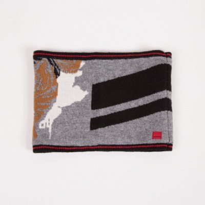 Cachecol cinzento com padrão abstrato e detalhes em castanho, preto, branco e vermelho