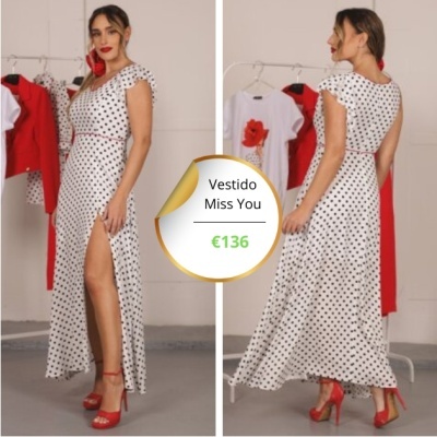 Vestido branco comprido com pontos pretos e sapatos vermelhos.