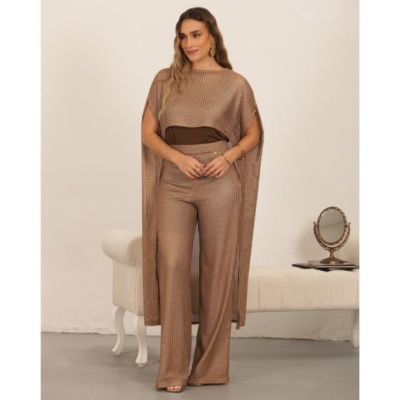 Conjunto feminino castanho claro com capa e calças, top castanho escuro, em ambiente interior com banco branco e espelho