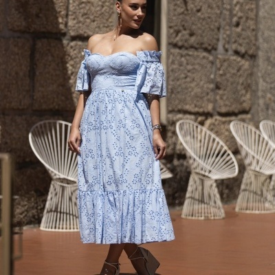 Vestido azul claro floral com decote ombro a ombro e folho