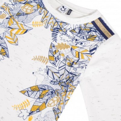 Camisola branca com padrão abstrato azul e amarelo e detalhes metálicos dourados
