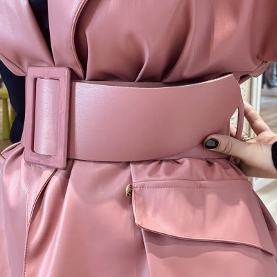 Cinto largo rosa com fivela retangular e bolso em pele rosa