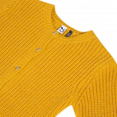 Camisola de malha amarela mostarda com botões e etiquetas na gola