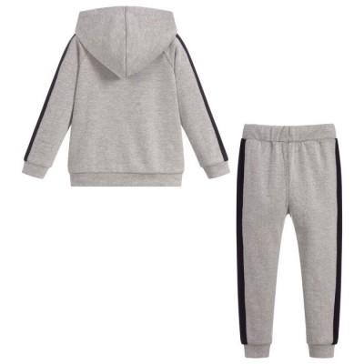 Conjunto infantil cinza com faixa preta e capuz em fundo branco