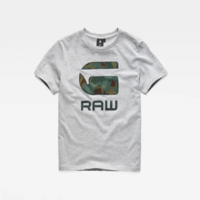 T-shirt cinzenta com logo grande G camuflado e texto RAW