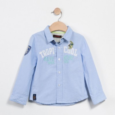 Camisa infantil azul clara com botões e emblemas bordados