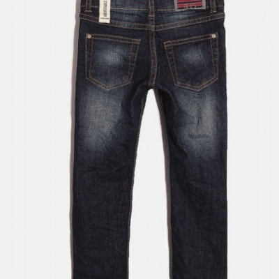 Calças de ganga azul escuro penduradas em cabide de madeira