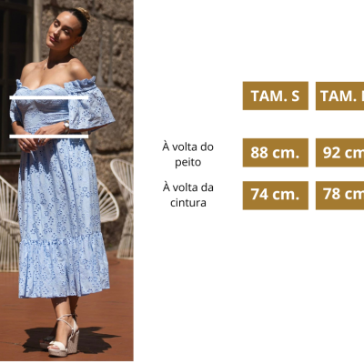 Vestido azul claro bordado ombro a ombro com mangas bufantes e sandálias de salto