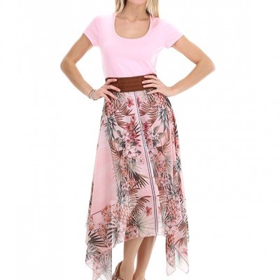 Modelo com saia longa floral rosa e castanho, t-shirt rosa claro e sandálias castanhas