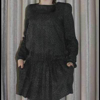 Vestido curto preto com padrão discreto e bolsos laterais