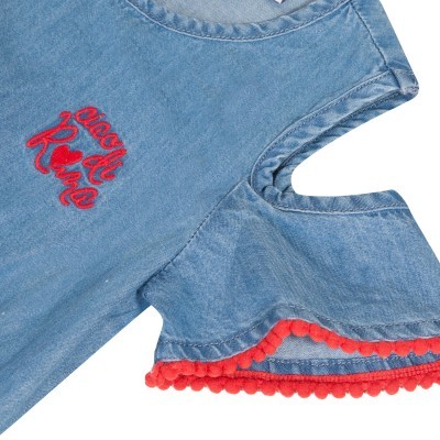 Parte superior de blusa de ganga azul com bordado vermelho e manga de babado com pompons vermelhos