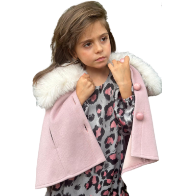 Criança com casaco rosa e vestido com padrão de leopardo.
