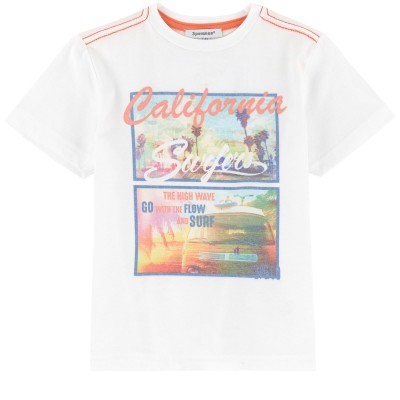 T-shirt branca com estampado colorido e texto, gola redonda e linhas laranjas nos ombros