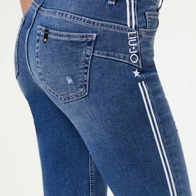 Calças de ganga azuis com riscas brancas e texto LIU·JO nas laterais