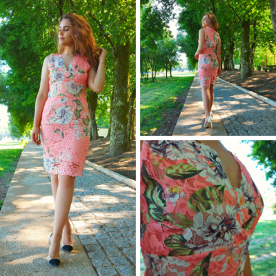 Vestido justo de renda coral com padrão floral em parque verde