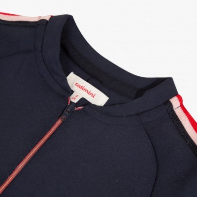 Casaco desportivo azul escuro com fecho e detalhe em vermelho e branco