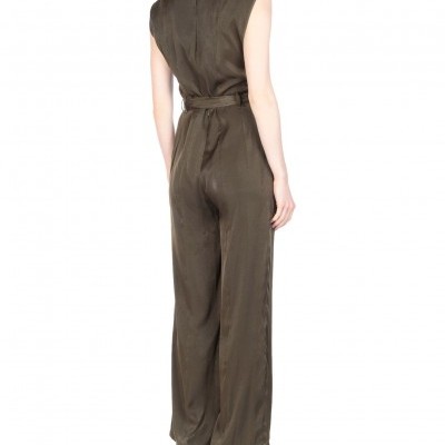 Macacão feminino verde-oliva sem mangas visto pelas costas