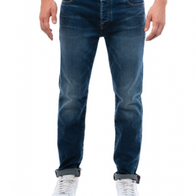 Calças de ganga azuis escuras com sapatilhas brancas e t-shirt branca num fundo branco