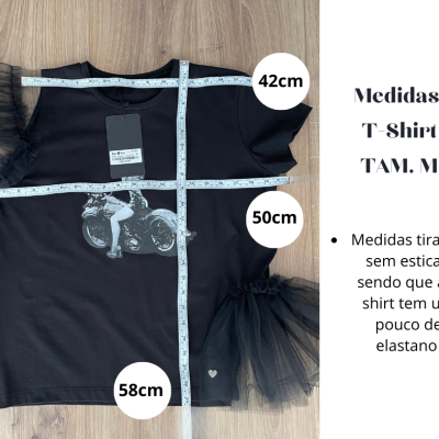 Camiseta preta tamanho M com manga de tule preto e medidas mostradas