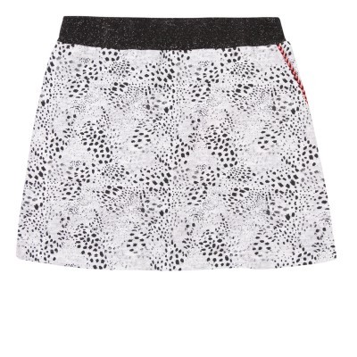 Saia branca com padrão de manchas pretas e cinzentas, cinto preto com brilho e detalhes vermelhos na lateral direita