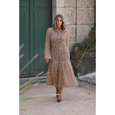 Vestido midi bege com renda floral e mangas compridas