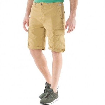 Calções cargo bege masculinos em tecido algodão com bolsos laterais tipo cargo.