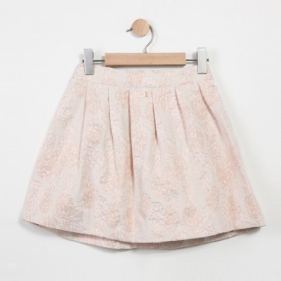 Saia feminina clara com padrão floral em cabide de madeira