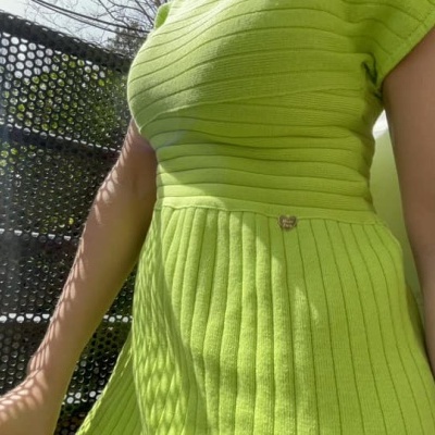 Vestido verde-limão em malha com texturas diferentes