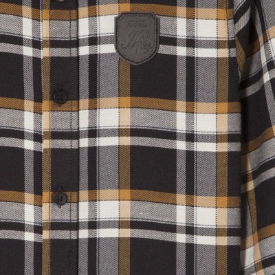 Camisa xadrez preto, branco, cinza e castanho com emblema cinza no peito